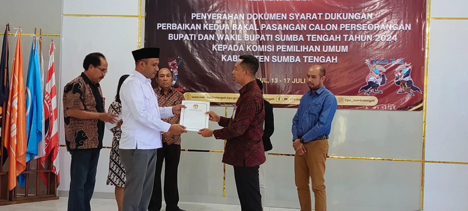 Ketua Bawaslu Sumba Tengah saat menerima Dokumen Syarat Dukungan Perbaikan Kedua Bakal Pasangan Calon