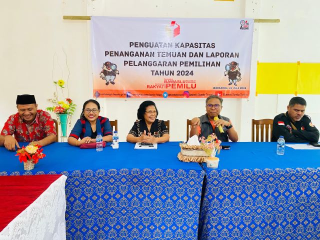 Anggota Bawaslu Provinsi NTT, James Welem Ratu saat menyampaikan arahan dalam kegiatan Kapasitas Penanganan Temuan dan Laporan Pelanggaran Pemilihan 2024 