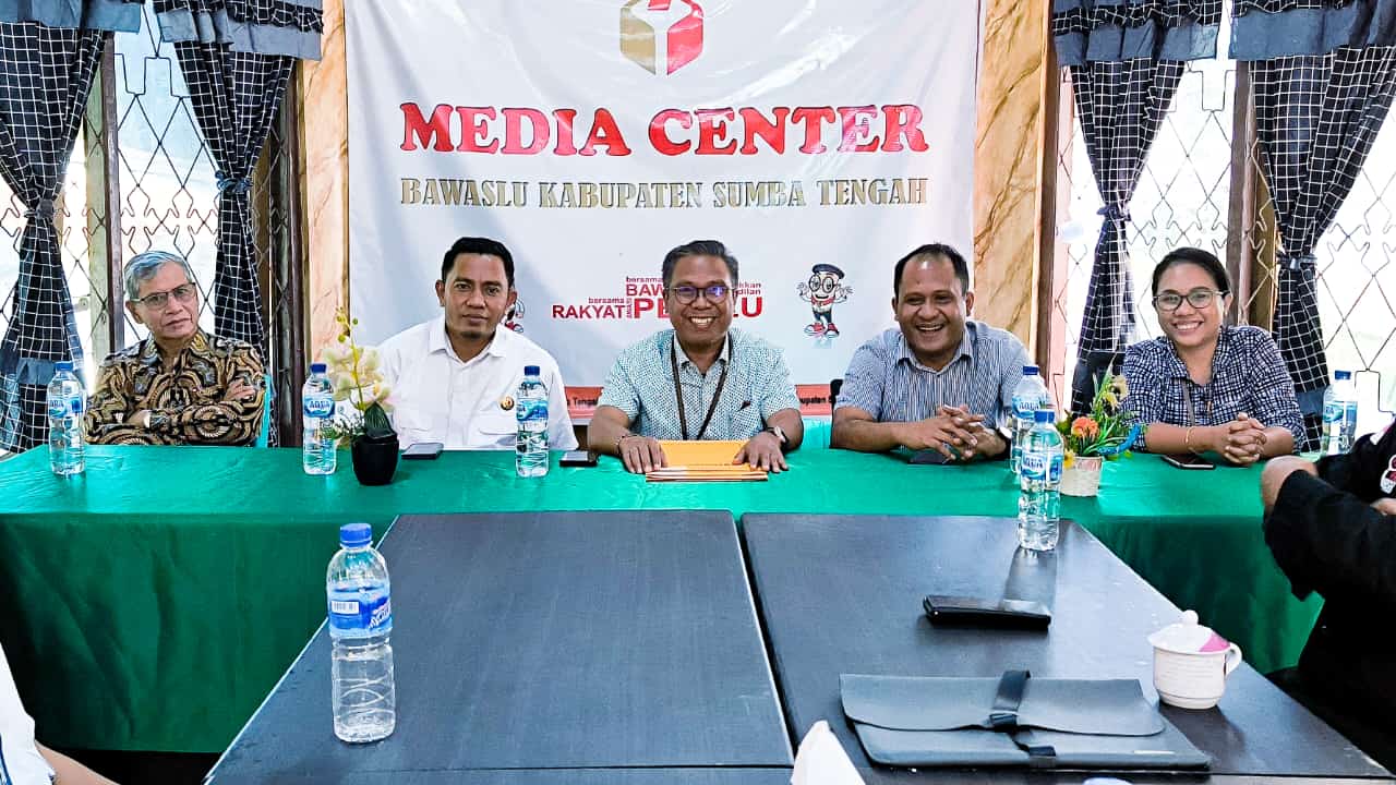 Anggota Bawaslu Provinsi NTT saat melakukan Monev ke Kantor Bawaslu Sumba Tengah