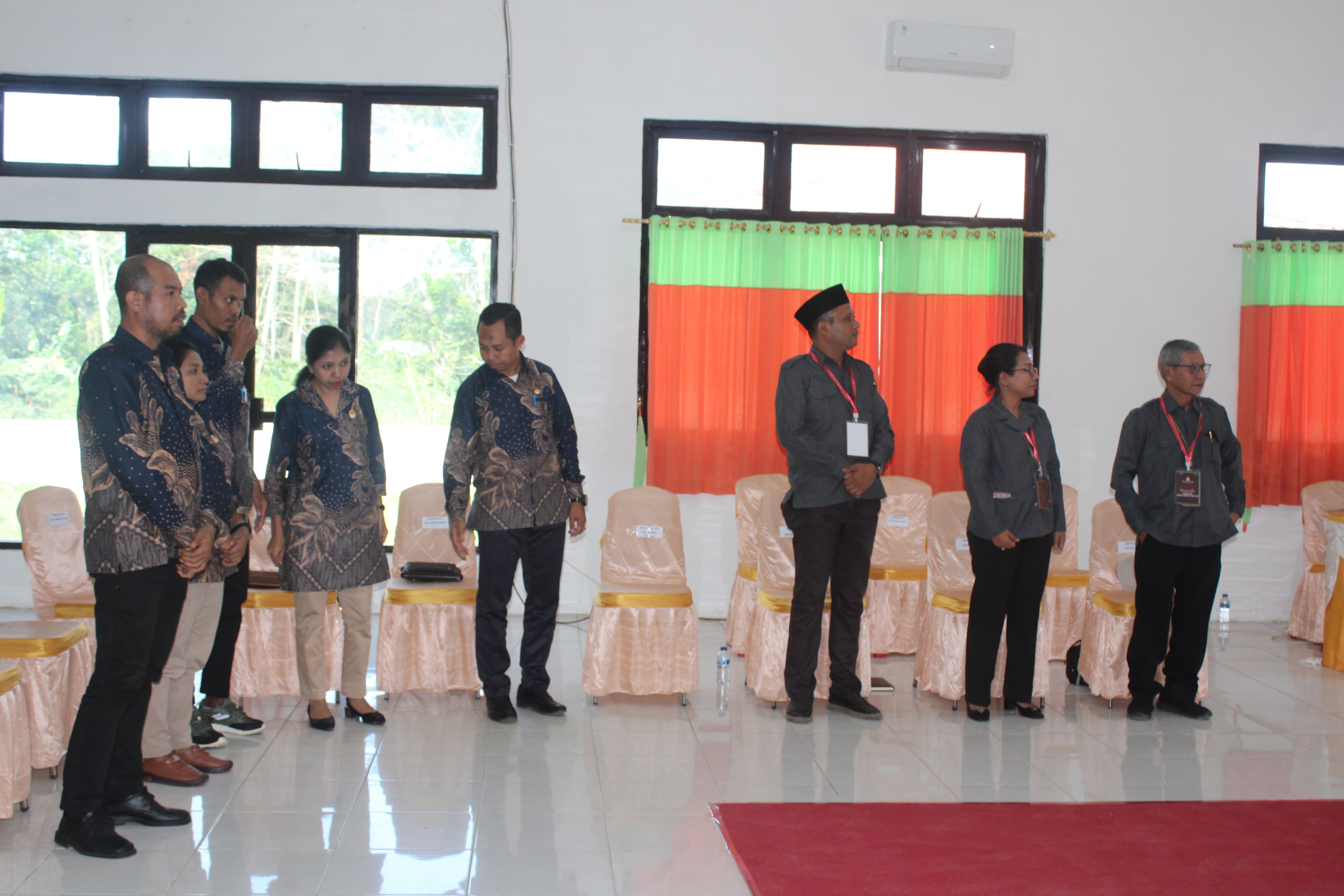 Ketua dan Anggota Bawaslu Sumba Tengah saat melakukan pengawasan hari pertama Pendaftaran Bapaslon Kepala Daerah Sumba Tengah Tahun 2024