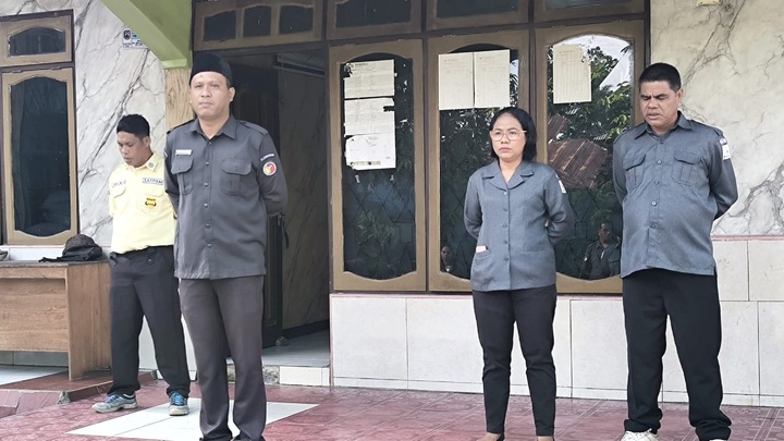 Yermias Umbu Yagu, Ketua Bawaslu Kabupaten Sumba Tengah saat menyampaikan arahan dalam apel pagi Bawaslu (26/5/2025)