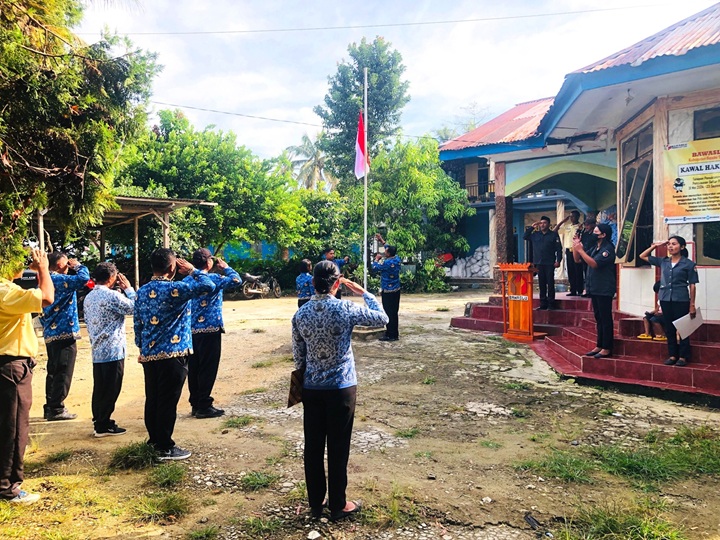 Suasana Upacara bendara Peringatan Harkitnas ke-117 Tahun 2025 di Halaman Kantor Bawaslu Kabupaten Sumba Tengah (20/5/2025)