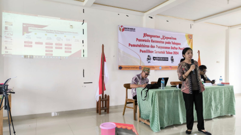 Penyampaian materi oleh Anggota KPU Kabupaten Sumba Tengah, Angelina Rambu Piras