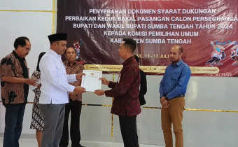 Ketua Bawaslu Sumba Tengah saat menerima Dokumen Syarat Dukungan Perbaikan Kedua Bakal Pasangan Calon
