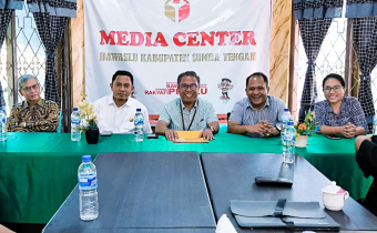 Anggota Bawaslu Provinsi NTT saat melakukan Monev ke Kantor Bawaslu Sumba Tengah