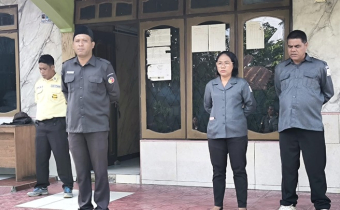 Yermias Umbu Yagu, Ketua Bawaslu Kabupaten Sumba Tengah saat menyampaikan arahan dalam apel pagi Bawaslu (26/5/2025)